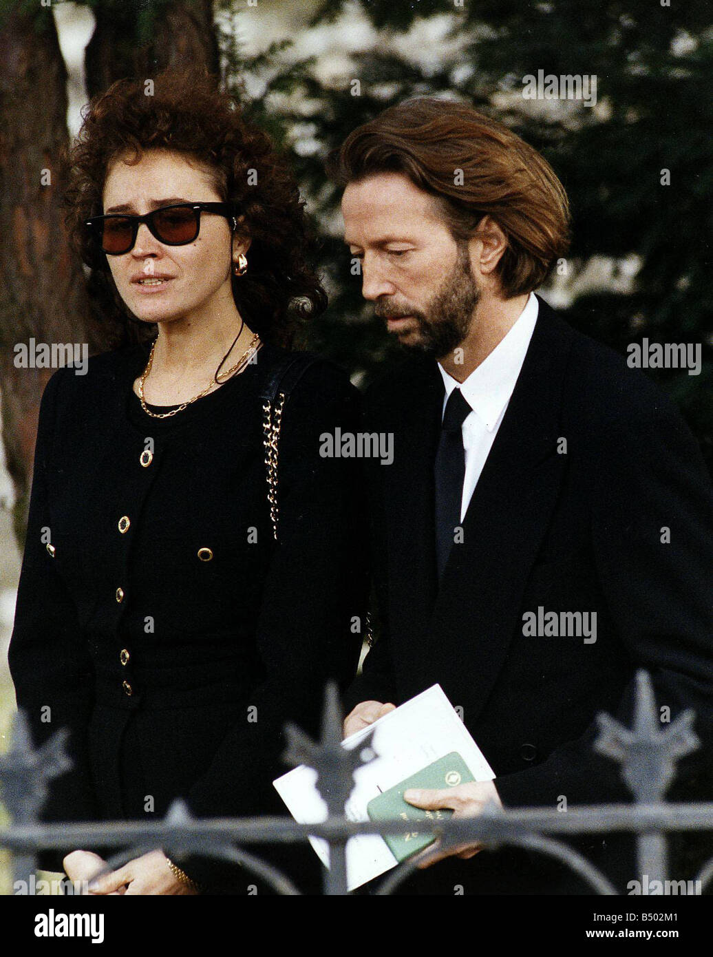 Eric Clapton Chanteur Et Guitariste Rock Avec La Mere De Son Fils Lori Dal Santo Lors Des Funerailles Des Quatre Ans Photo Stock Alamy [ 1390 x 1036 Pixel ]