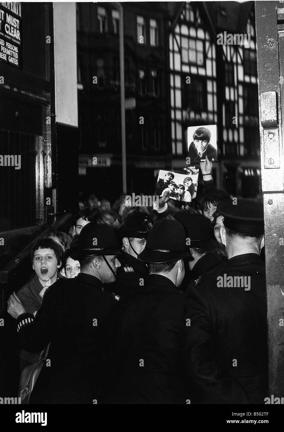 Fans des Beatles en dehors de la London Palladium sont suspendus à partir de la bande Banque D'Images