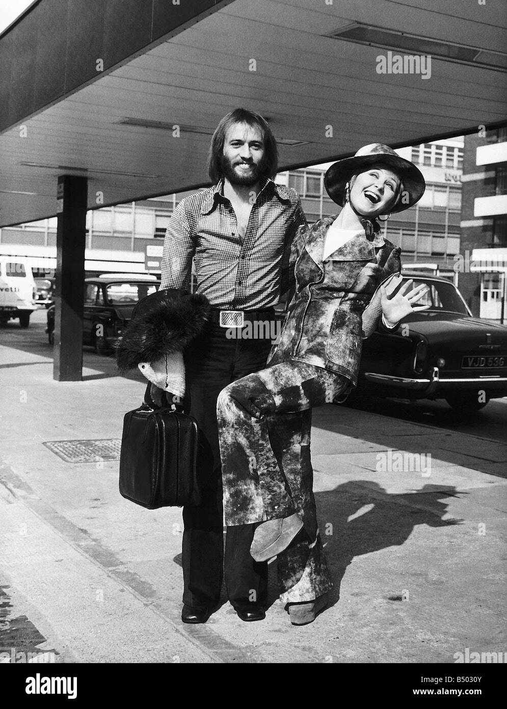 La chanteuse Lulu avec mari Maurice Gibb du groupe pop les Bee Gees Banque D'Images