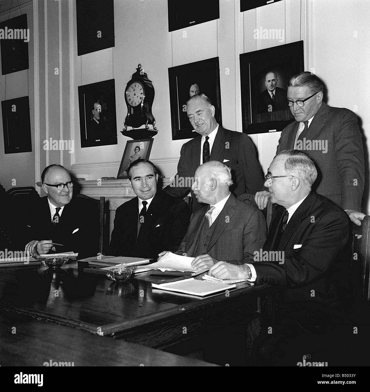 Sir Alf Ramsey gestionnaire de l'Angleterre à Lancaster Gate Février 1963 avec le comité de sélection FA assis Dennis suit Joe Richards Graham Doggart et Sid permanent Collings Joe Mears Banque D'Images