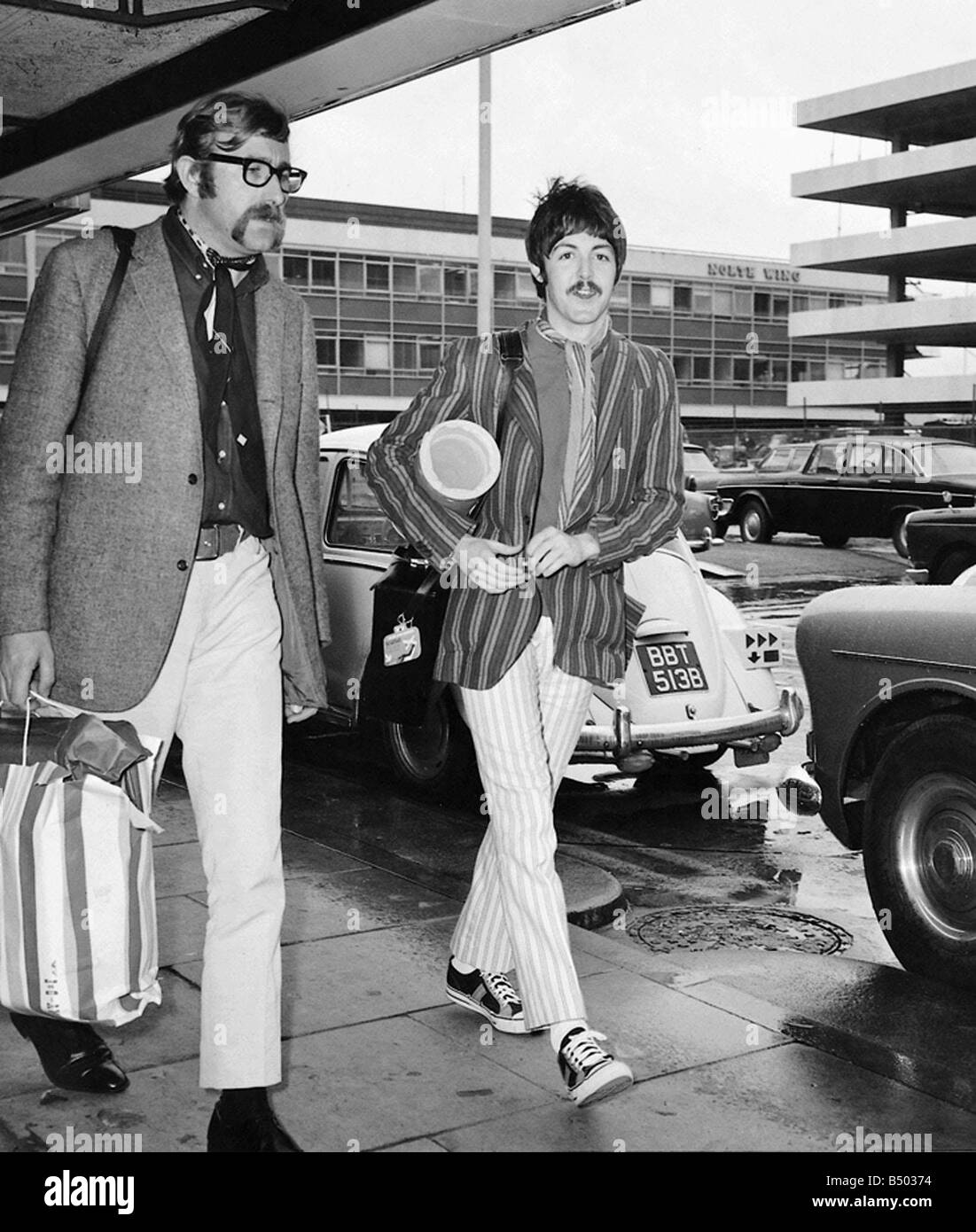 Fichiers 1967 Beatles Paul McCartney avec Mal Evans 12 04 67 Banque D'Images Fichiers 1967 Beatles Paul McCartney avec Mal Evans 12 04 67 Banque D'Images