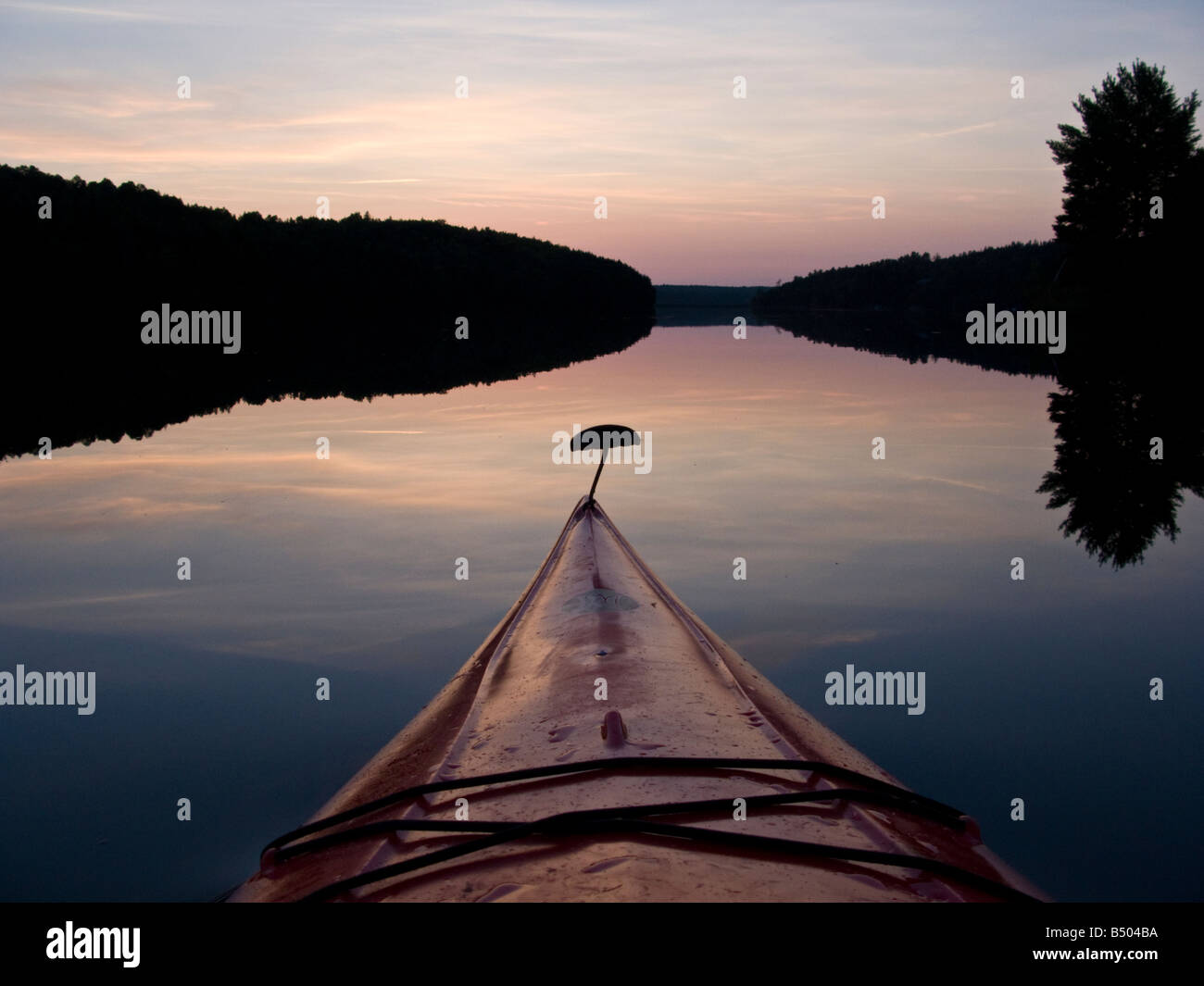 Kayak sur le fleuve Nouveau-Brunswick au crépuscule sur la rivière Saint-Jean au Nouveau-Brunswick Canada Banque D'Images