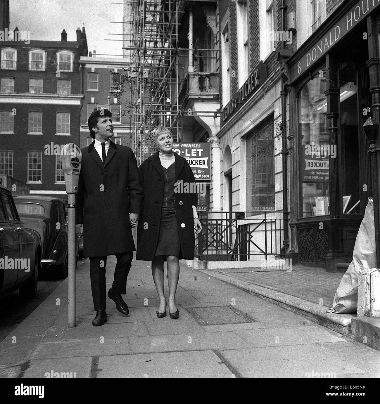 Tom Jones pop star et sa femme Lyn Jones à Londres Mars 1965 faire de la chasse de la chambre Banque D'Images