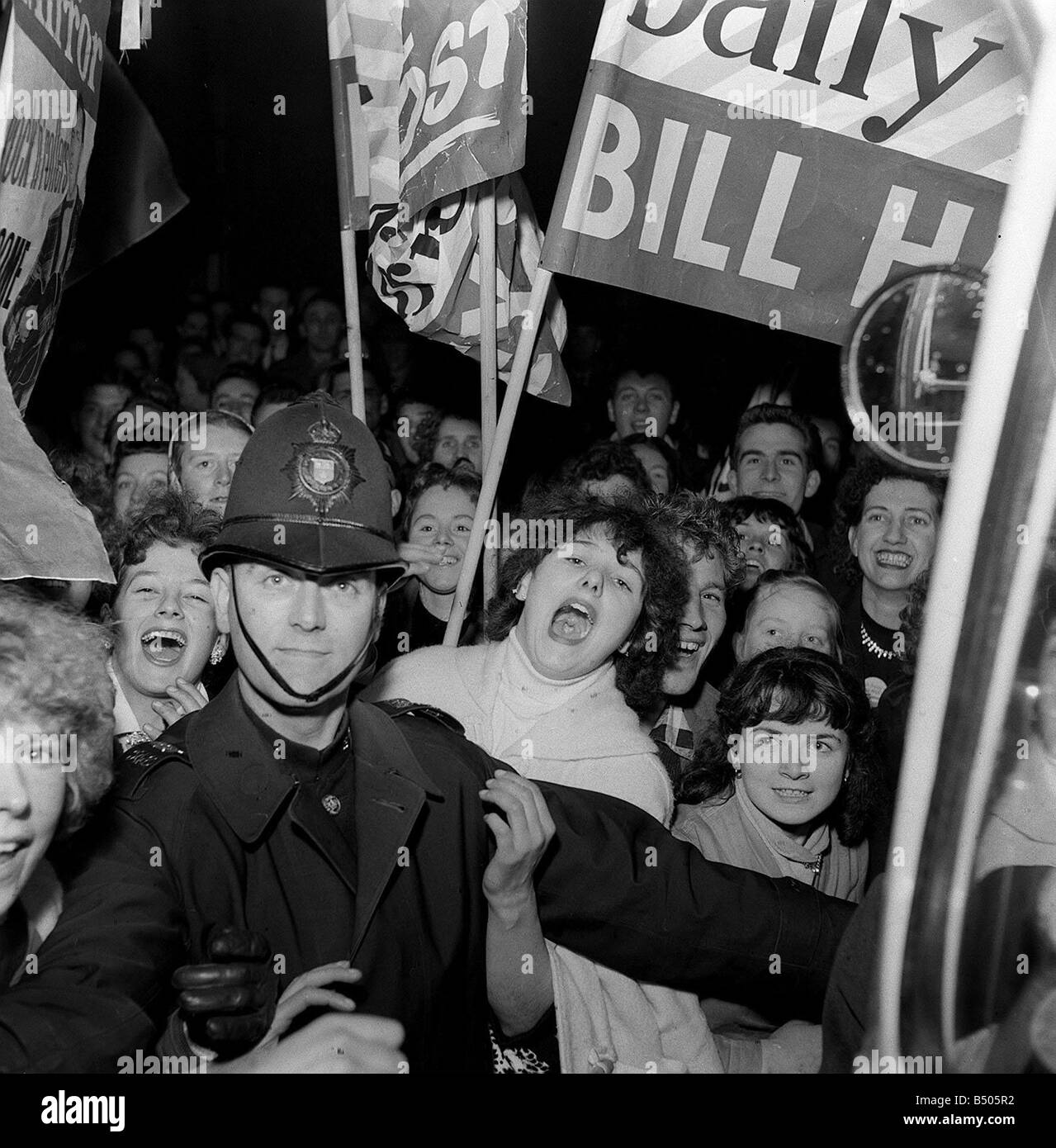 Bill Haley lors de sa première visite à l'Angleterre qui a été en grande partie financée par le Daily Mirror, les amateurs de rock à la gare de Waterloo en attente Banque D'Images