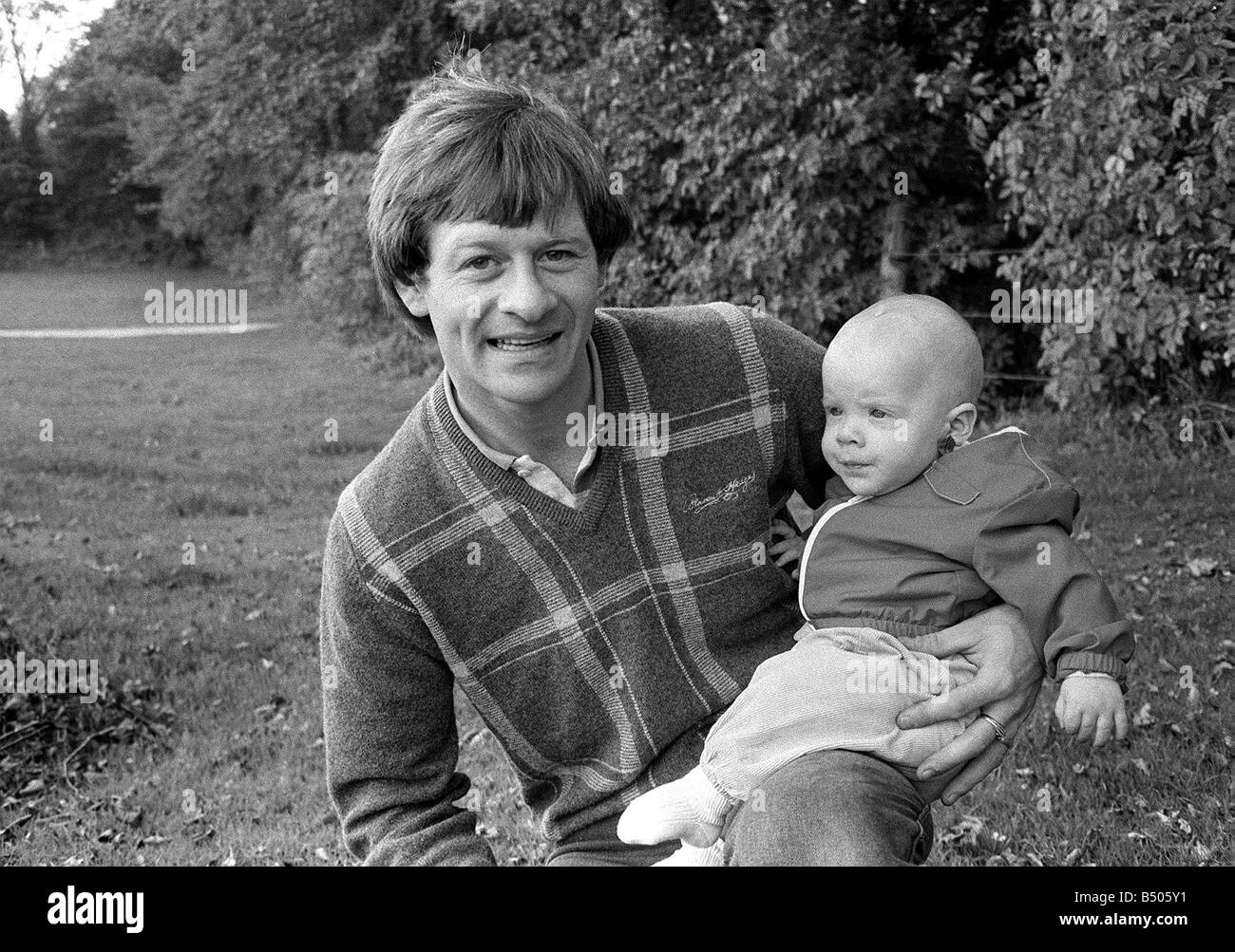 Alex Higgins, ancien champion du monde de snooker 1983 avec l'un de ses enfants Banque D'Images