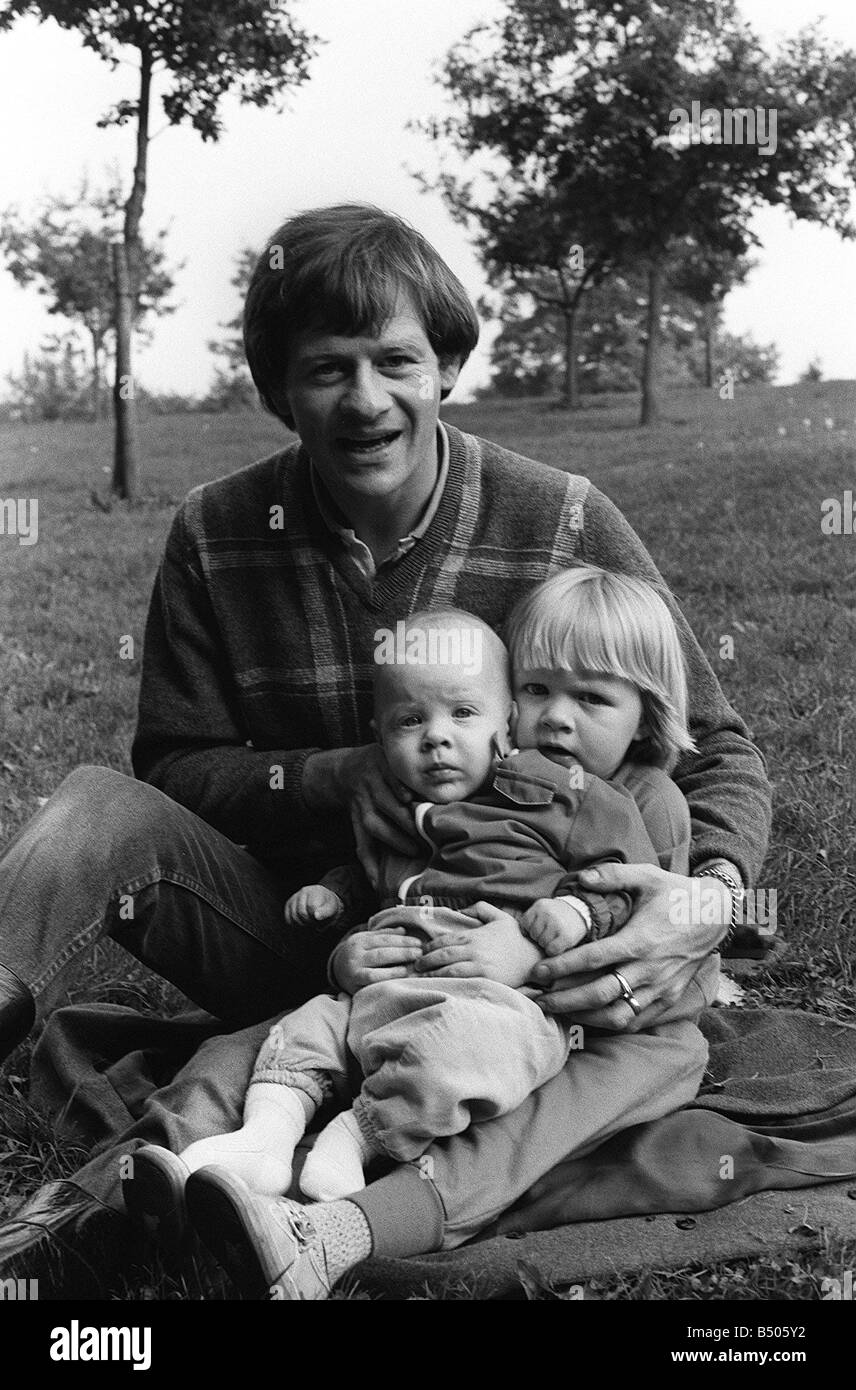 Alex Higgins, ancien champion du monde de snooker 1983 avec ses deux enfants à la maison Banque D'Images