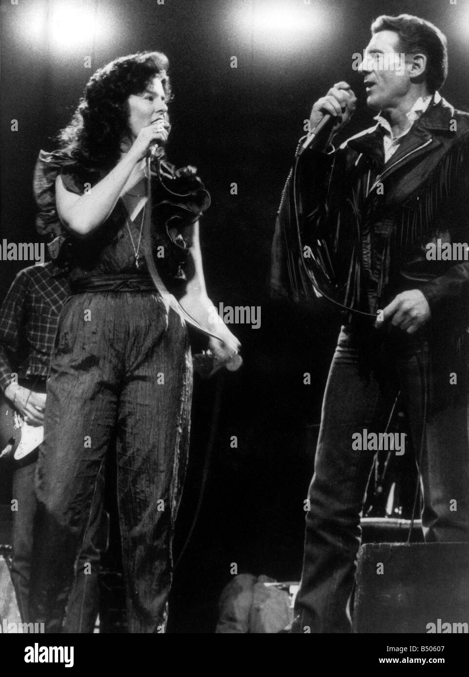 Jerry Lee Lewis chante sur scène avec la consœur Linda Gail Lewis Banque D'Images