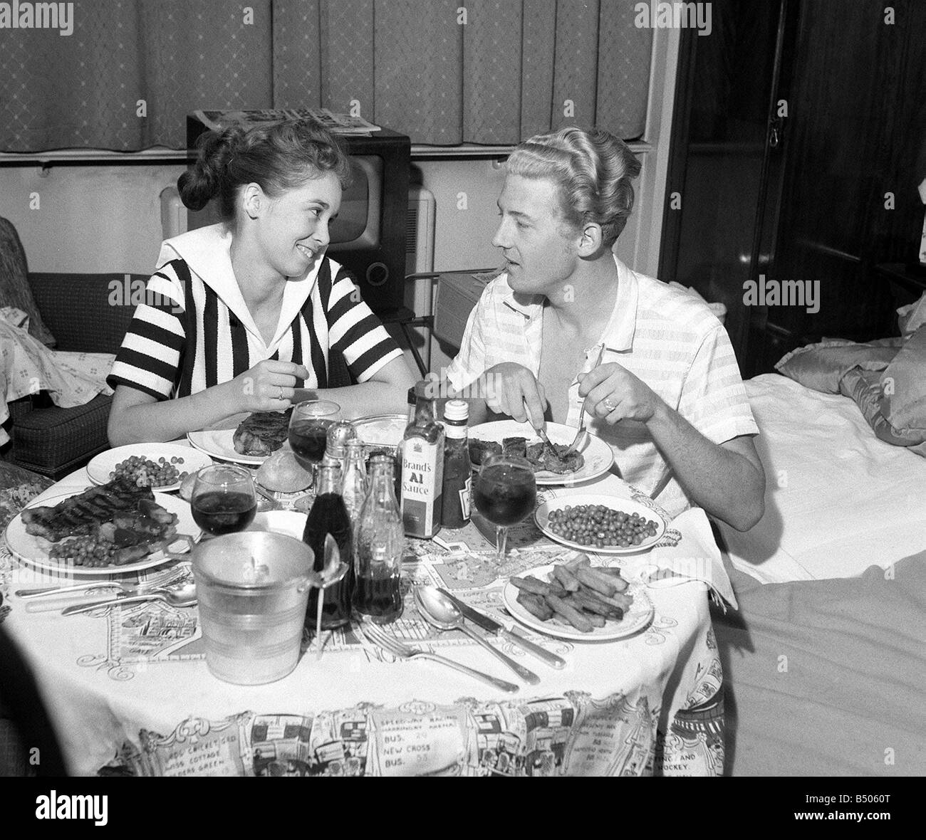 Jerry Lee Lewis Rock and Roll singer Mai 1958 avec son épouse de 13 ans Myra Myra et Jerry Lee manger leur dîner dans leur hôtel Banque D'Images