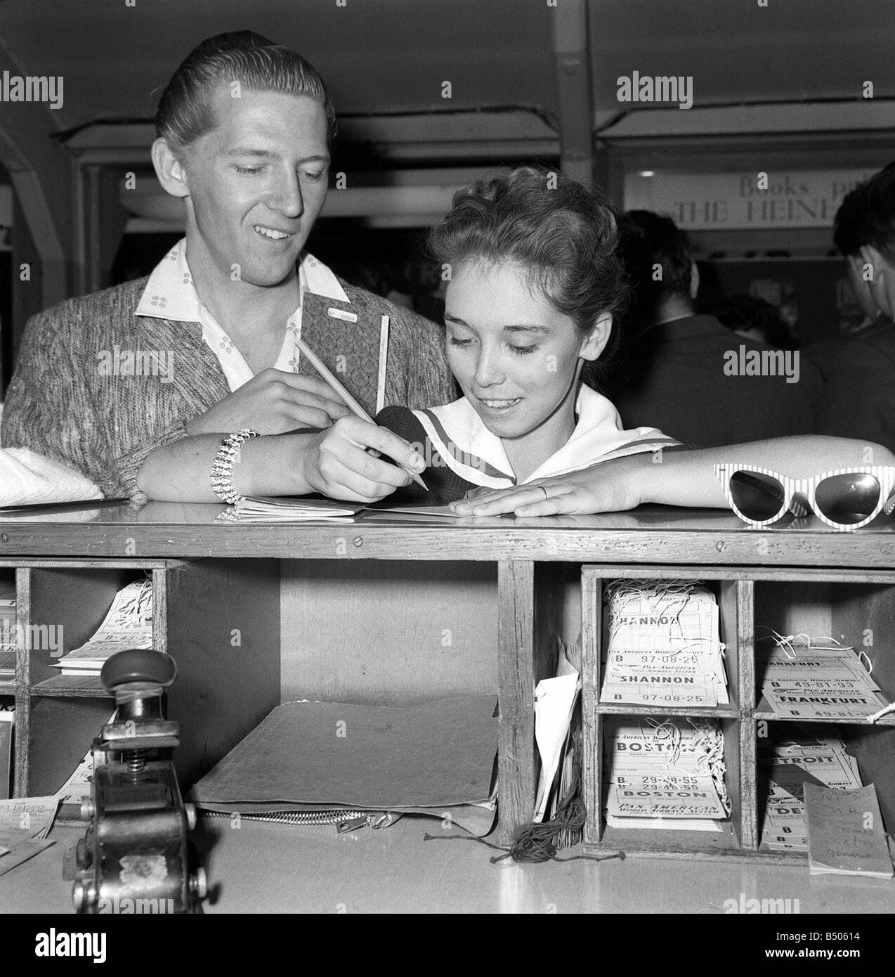 Jerry Lee Lewis Rock and Roll singer mai 1958 avec son épouse de 13 ans à l'aéroport de Londres de Myra Banque D'Images