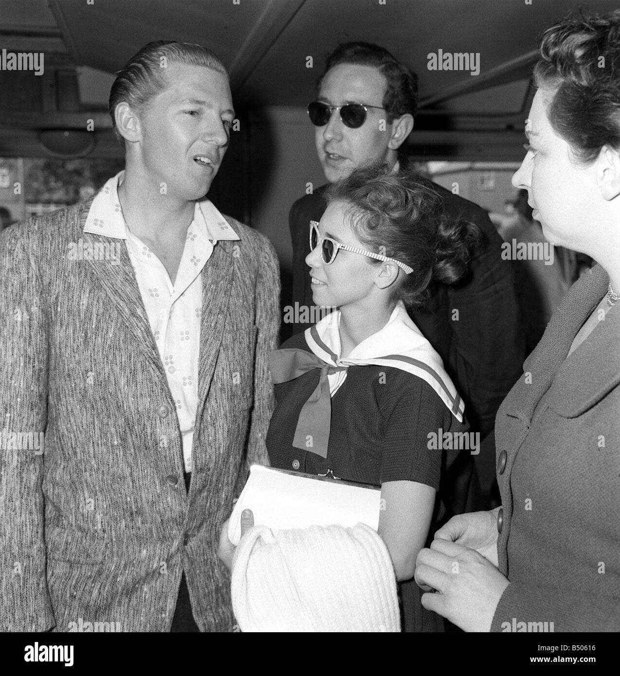 Jerry Lee Lewis Rock and Roll singer Mai 1958 avec son épouse de 13 ans à l'aéroport de Londres de Myra Banque D'Images
