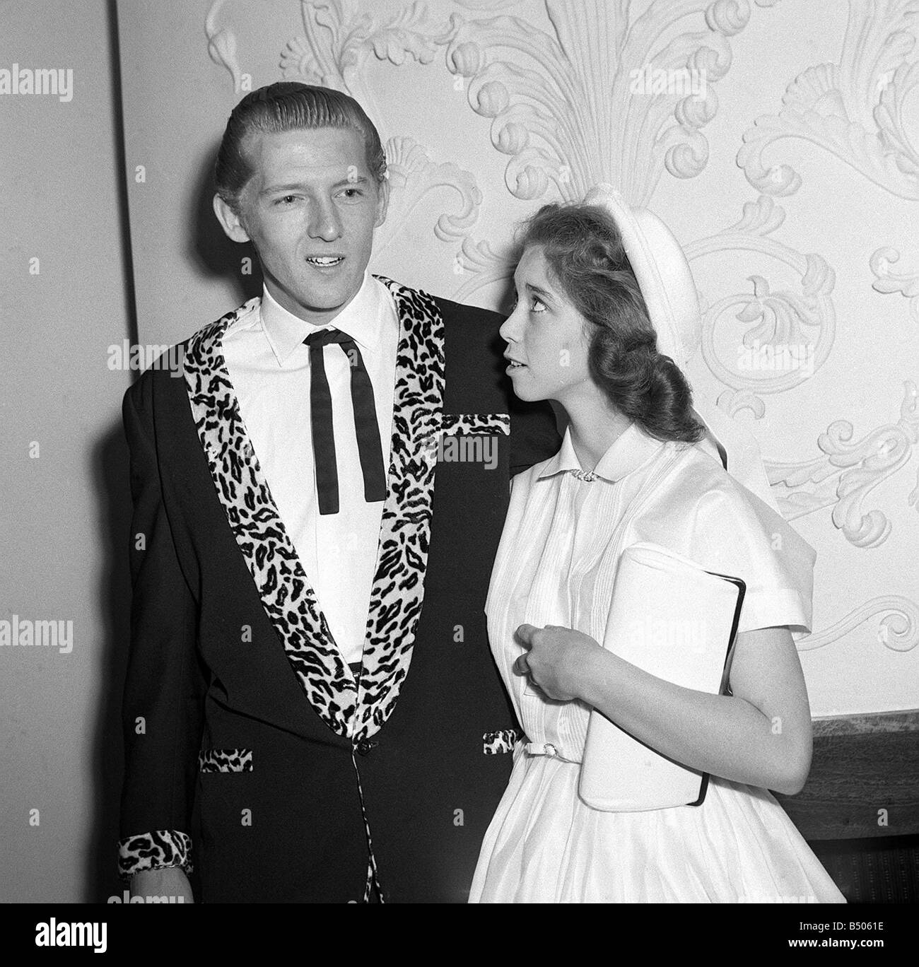 Jerry Lee Lewis Rock and Roll singer Mai 1958 avec ses 13 ans épouse Myra à Londres Banque D'Images