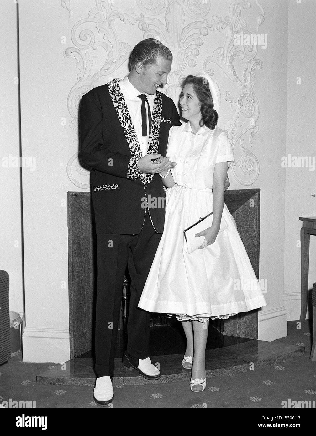 Jerry Lee Lewis Rock and Roll singer Mai 1958 avec ses 13 ans épouse Myra à Londres 1950 Banque D'Images