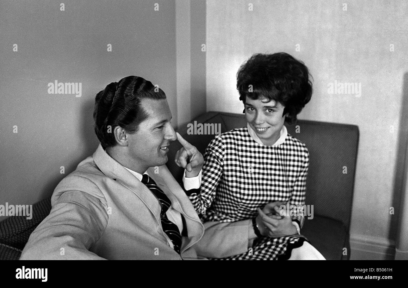 Jerry Lee Lewis Rock and Roll singer Mai 1962 avec son épouse Myra à Londres Banque D'Images