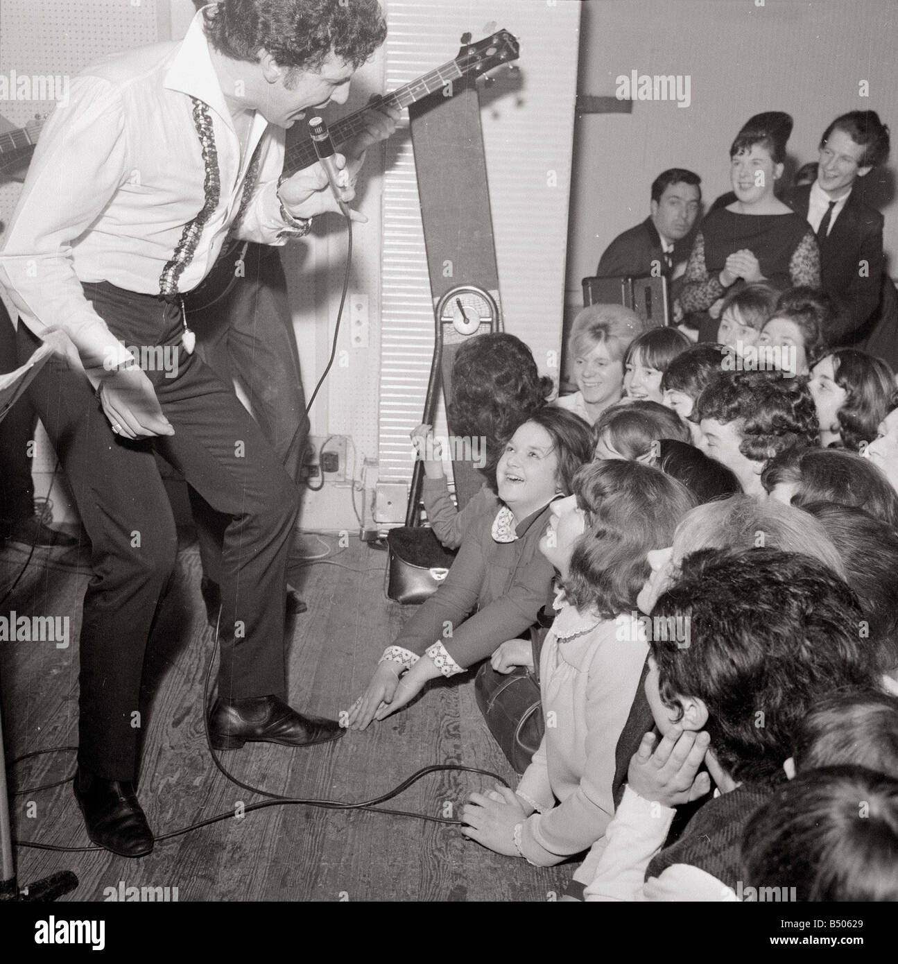 Tom Jones d'effectuer à l'Atlanta ballroom Woking 262 1965 Banque D'Images