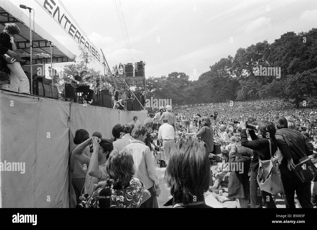 Groupe rock King Crimson performing on stage Juillet 1969 à l'auditoire à la libre concert des Rolling Stones à Hyde Park Londres Plus de 300 000 amateurs de rock assister au concert donné par les Rolling Stones dans la mémoire du guitariste Brian Jones qui est décédé deux jours plus tôt Banque D'Images