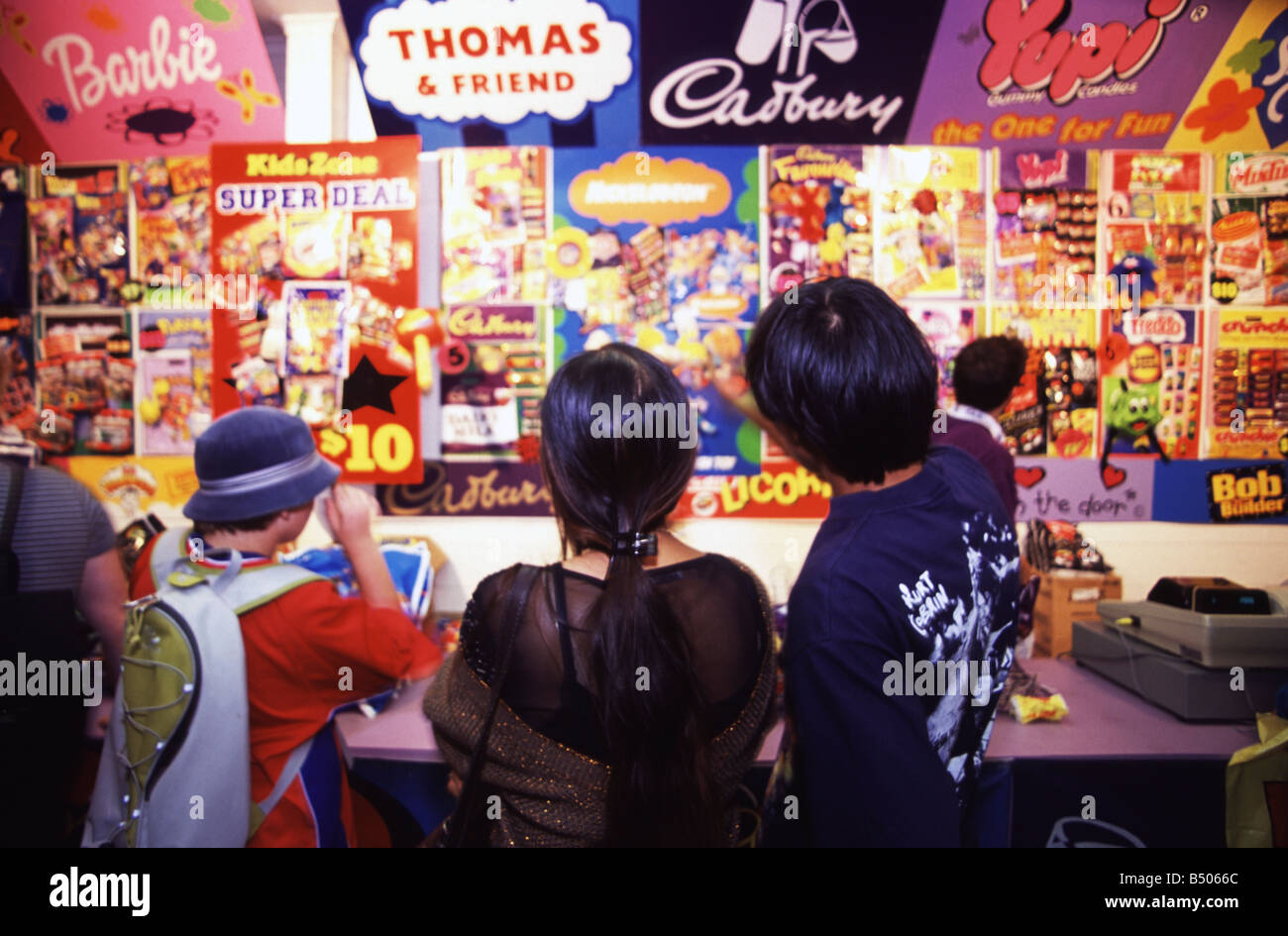 Un couple regarde un éventail coloré de showbags à vendre Banque D'Images