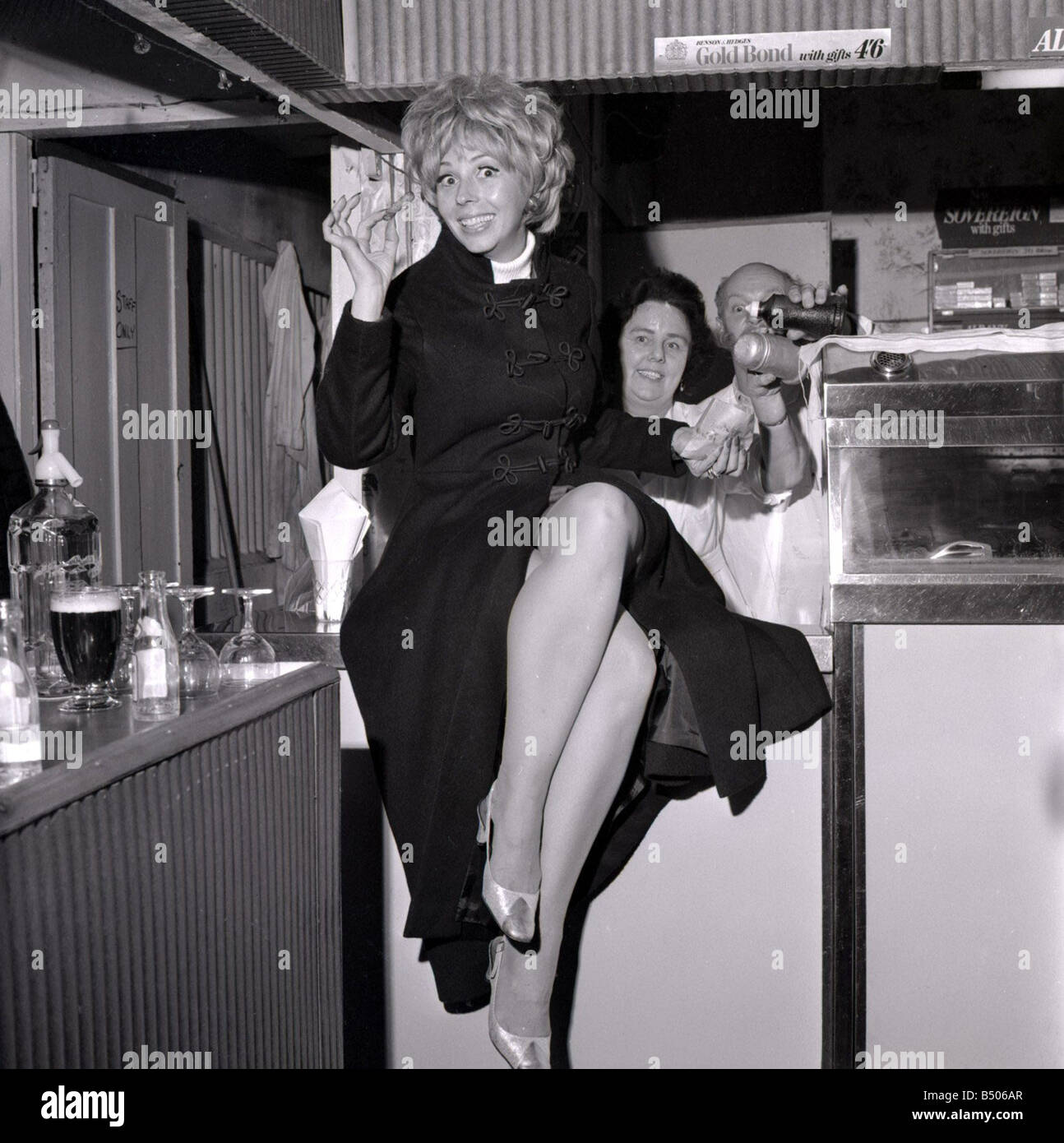 Marion Montgomery Jazz Singer Novembre 1969 star de n'importe quoi va encore de Cole Porter, au Saville Theatre avait une fête surprise à la fin de l'exposition s première semaine une partie des amis de sa maison à Bray dans le comté de Berkshire a Marion retour en car à un poisson et le souper à puce un poisson shop dans Grenfell Road Maidenhead aider Marion pour le sel et le vinaigre sont manager Doug Walden et son épouse peut Walden magasins Food Fish and Chips 1960 Chanteurs Jazz Marion Holloway Jambes Banque D'Images