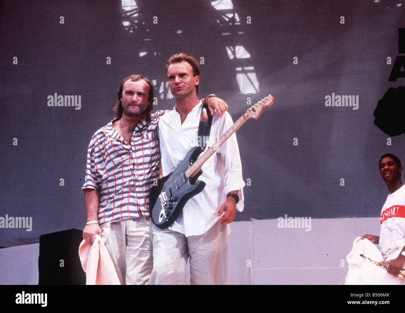 Le chanteur Sting et Phil Collins à un concert live aid à Wembley Banque D'Images