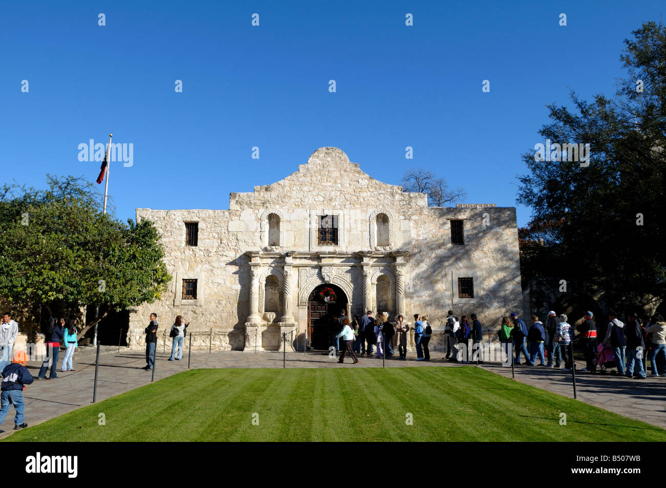 Visiteurs en ligne d'attente pour entrer dans l'historique Alamo. San Antonio, Texas, USA. Banque D'Images