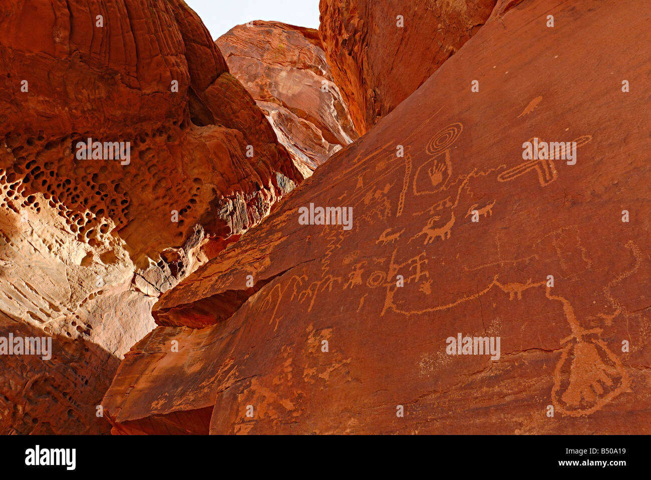 D'anciens pétroglyphes à l'atlatl rock dans la Vallée de Feu State Park. Banque D'Images