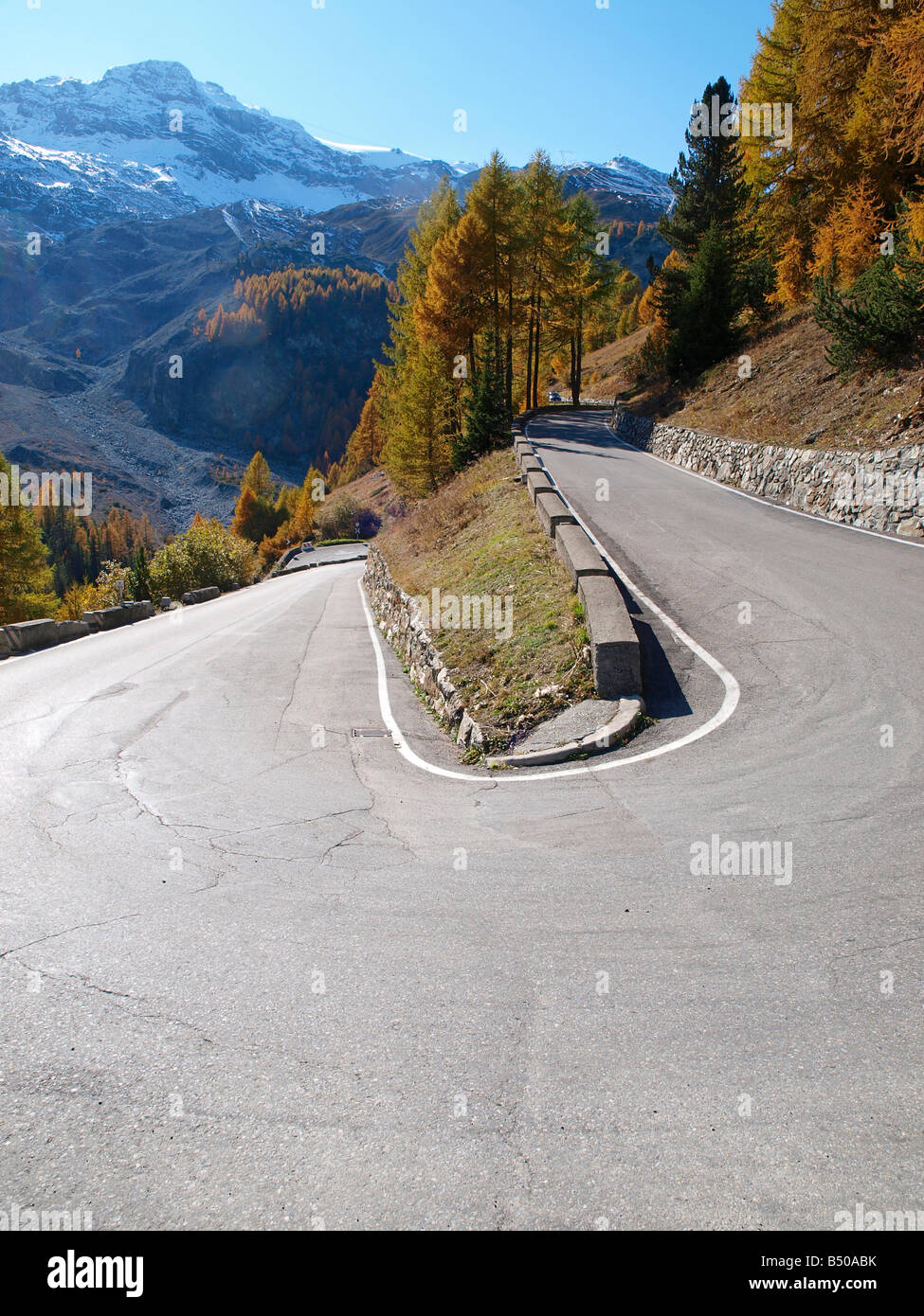 Stilfser Joch, Tyrol du Sud, Italie, d'un sèche-pin bend Banque D'Images