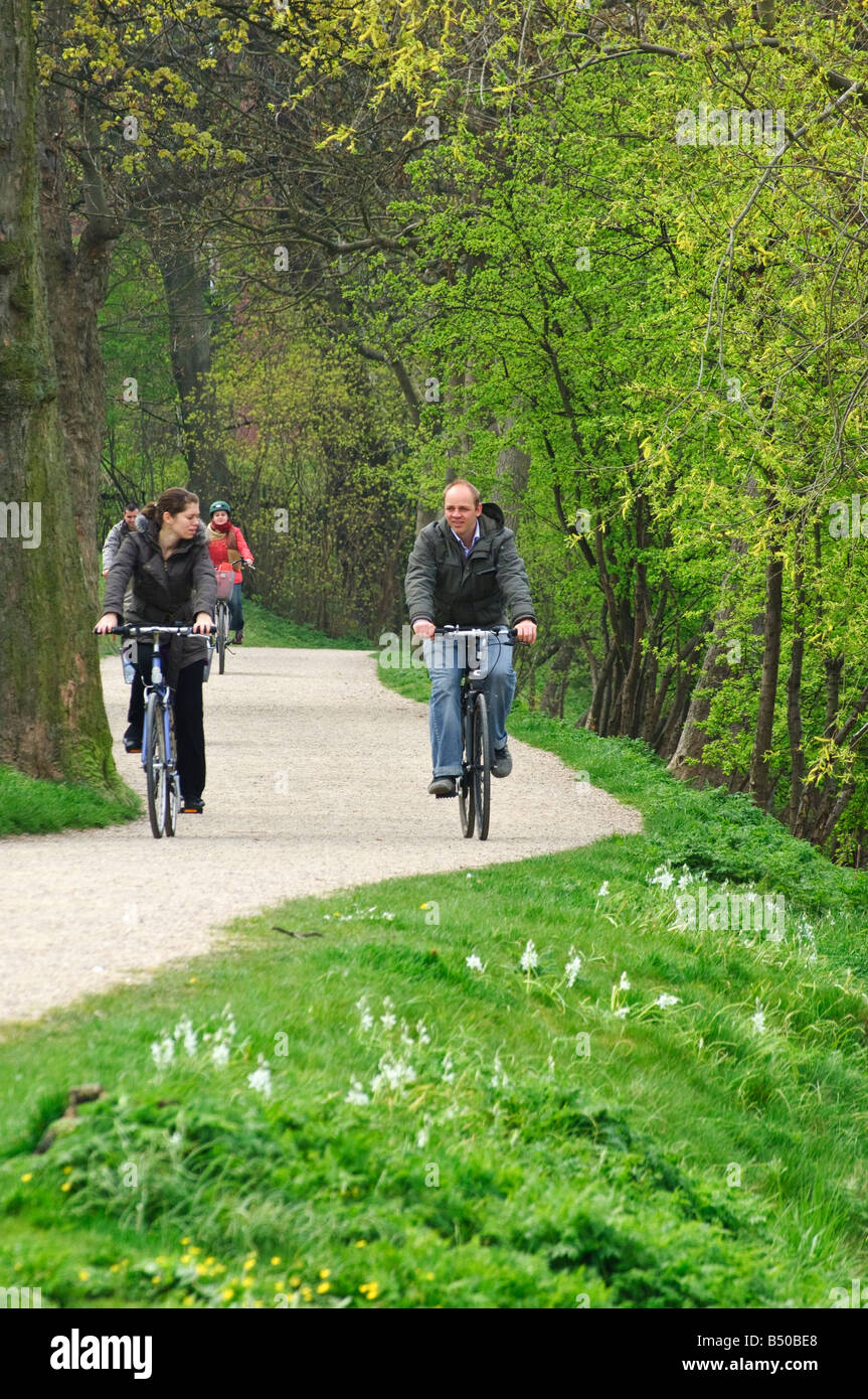 Les cyclistes dans le parc autour de Copenhague, København Kastellet Banque D'Images