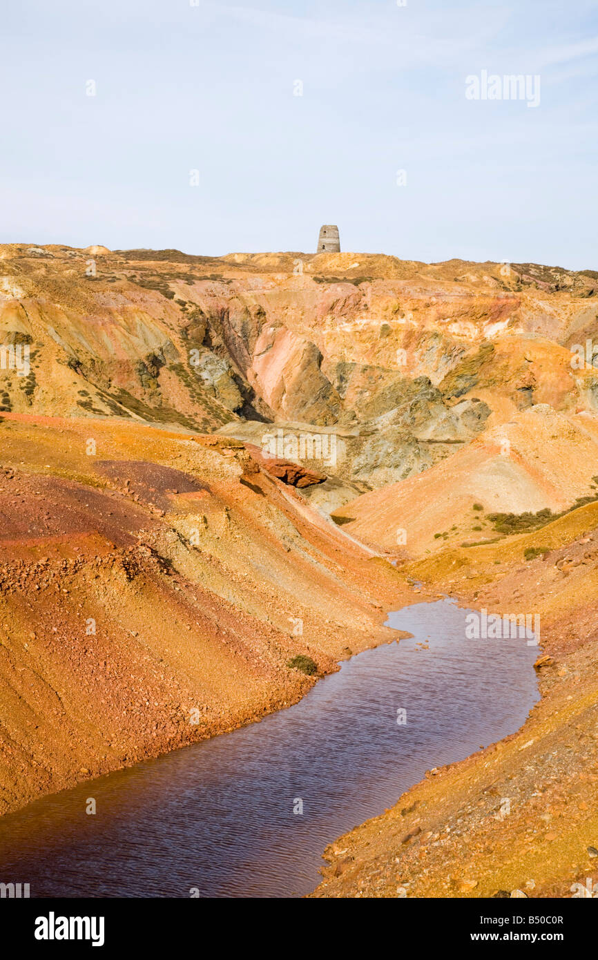 Mynydd Parys Mountain minéraux ocre des rochers à la mine de cuivre à ciel ouvert désaffectée. près de Holyhead Anglesey au nord du Pays de Galles Royaume-uni Grande-Bretagne Banque D'Images