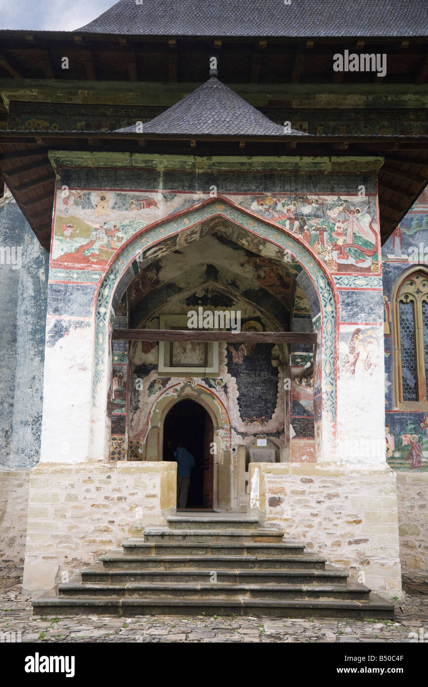 Entrée porche marches et porte à l'église peinte dans le monastère fortifié de Sucevita. Bucovina Moldavie Roumanie Europe Banque D'Images