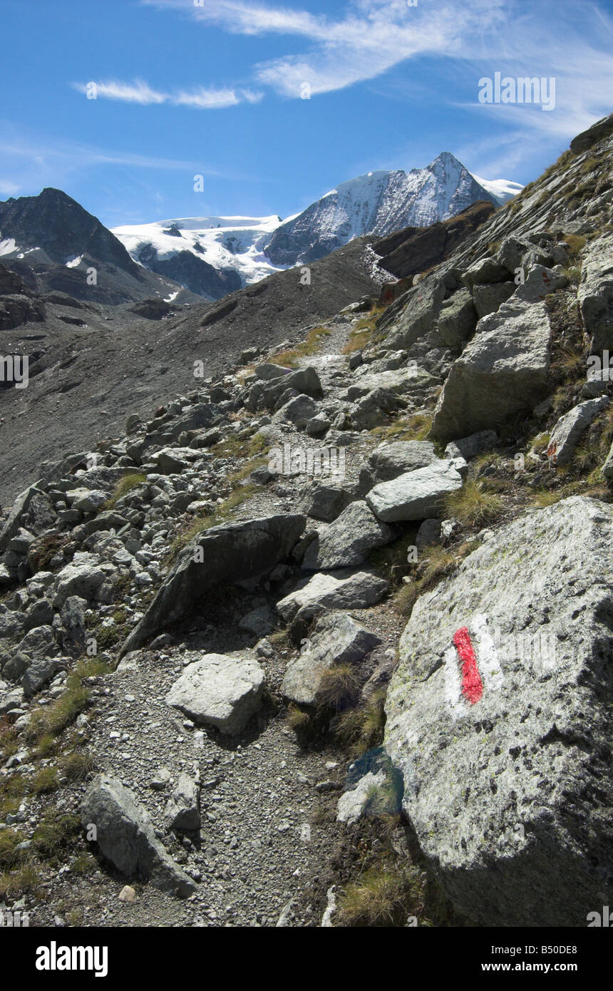 Mont Blanc de Cheilon à partir d'un chemin alpin près du Lac des Dix (partie de la Haute Route marcheurs), Alpes Suisses Banque D'Images