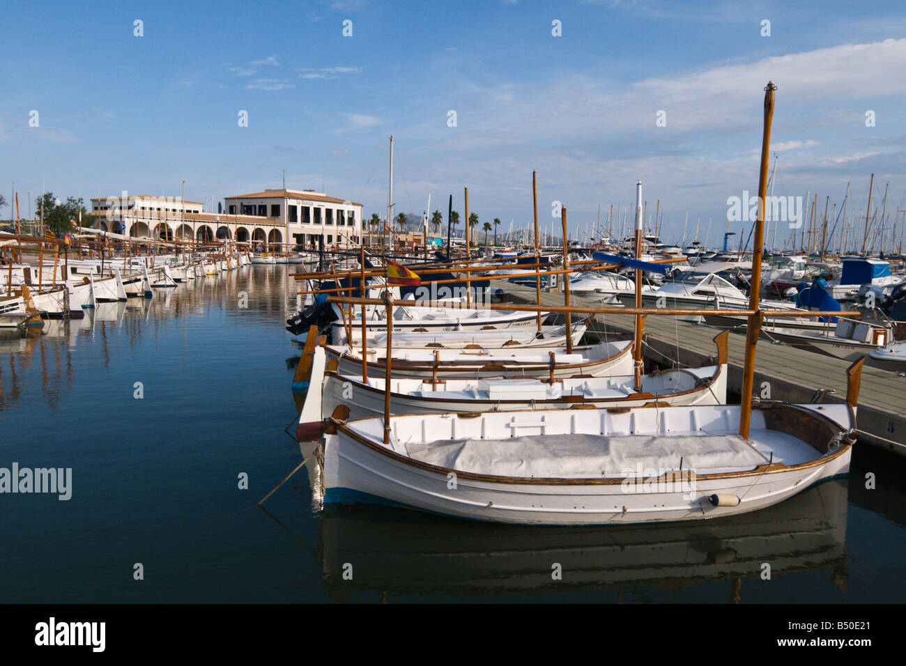 Les bateaux de pêche amarrés au Port de Pollensa, Majorque, Espagne Banque D'Images