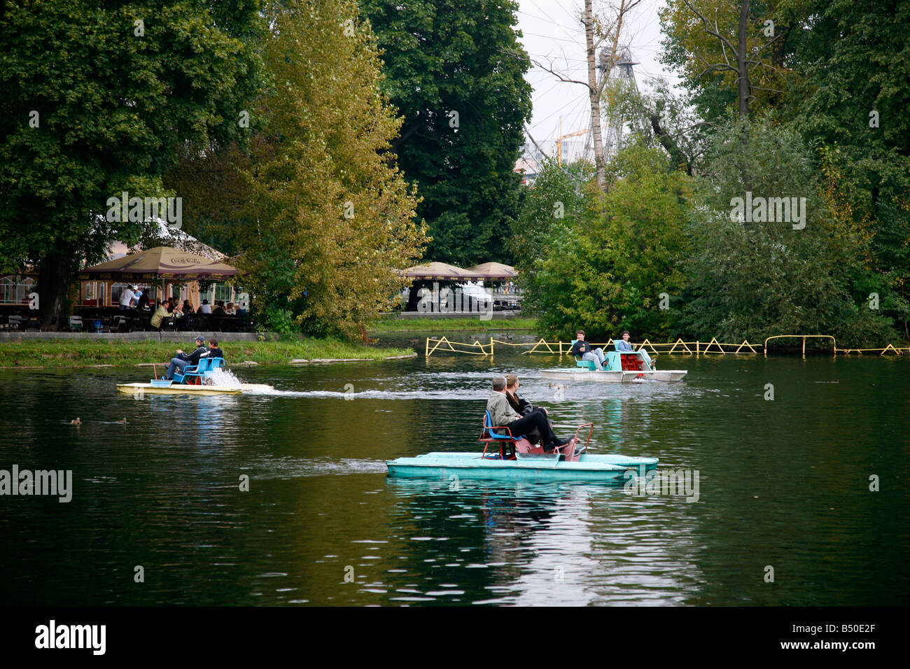 Sep 2008 - Des pédalos à un lac dans le Parc Gorky Moscou Russie Banque D'Images