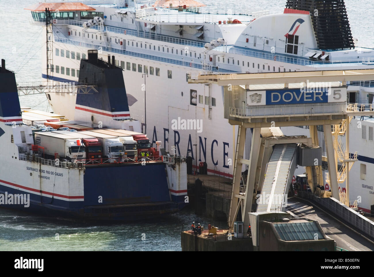 Roro Ferry quai à Douvres et sur le point de décharger le camions et voitures Banque D'Images