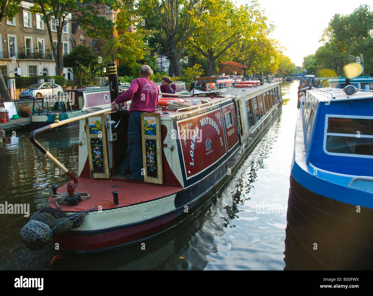 Le bateau-bus de Londres dans la petite Venise Banque D'Images