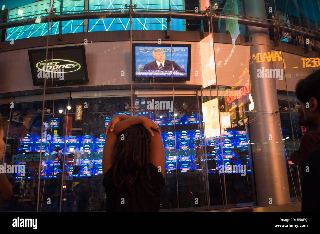 Les internautes regardent le troisième et dernier débat présidentiel à Times Square au marché Nasdaq à Times Square Banque D'Images Les internautes regardent le troisième et dernier débat présidentiel à Times Square au marché Nasdaq à Times Square Banque D'Images