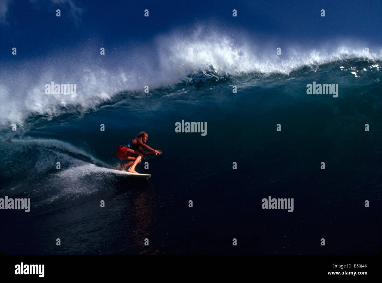 La circonscription de surfeur barell d'une vague en Indonésie Bali Uluwatu Banque D'Images La circonscription de surfeur barell d'une vague en Indonésie Bali Uluwatu Banque D'Images