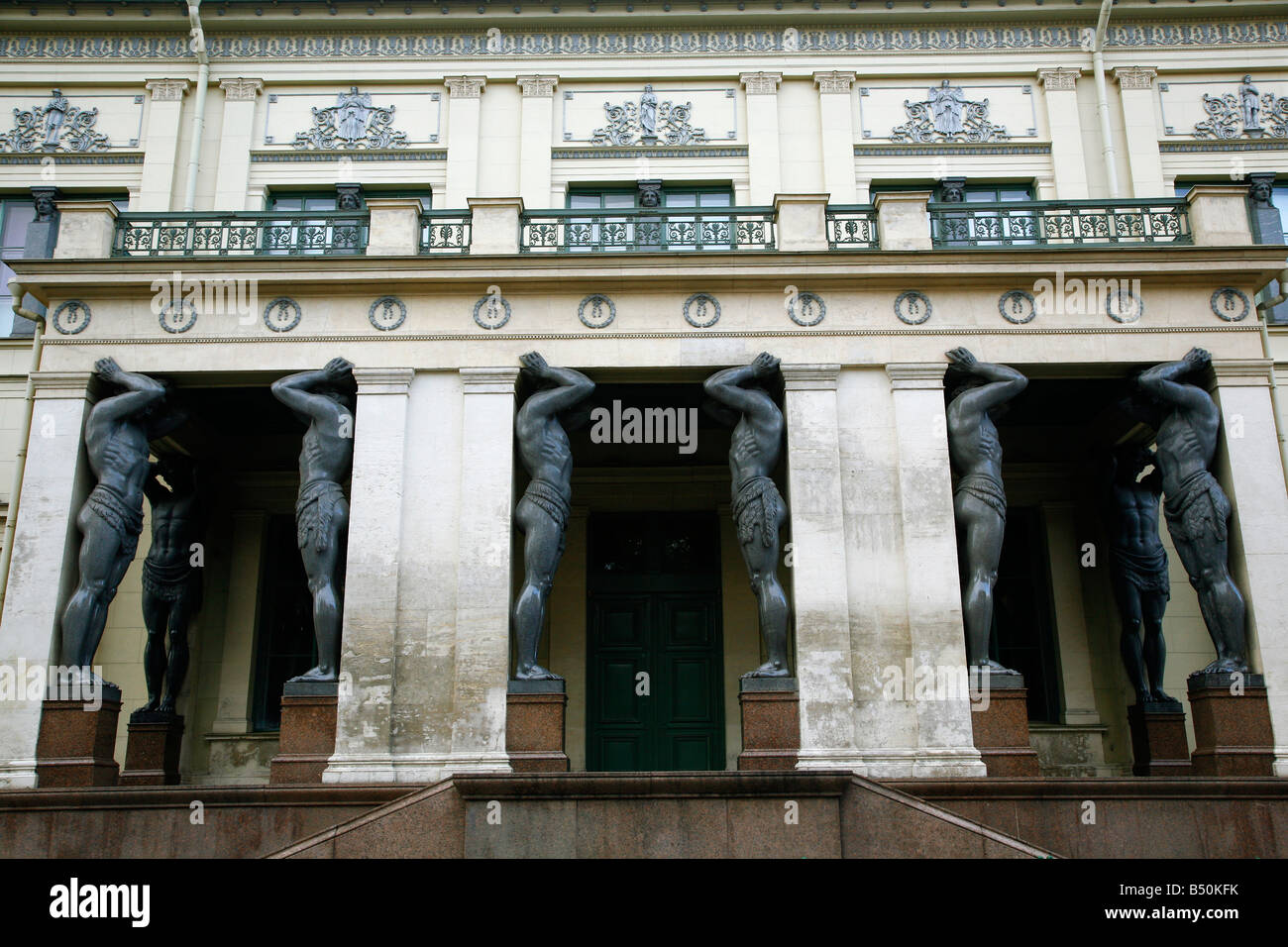Les Atlantes des statues dans portique de Nouveau Hermitage St Petersburg Russie Banque D'Images