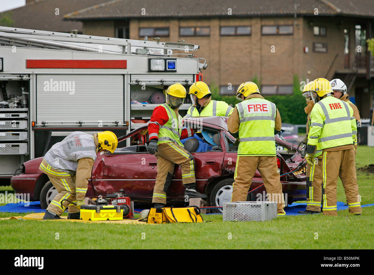 Démonstration des pompiers de couper le toit d'une voiture dans un accident Banque D'Images