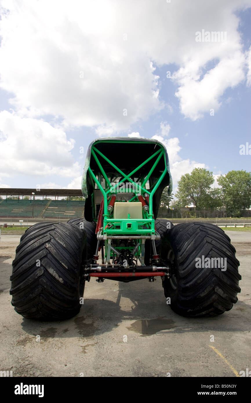 MONSTER TRUCK Fossoyeur avant le Monster Truck Challenge à l'Orange County Fair Speedway NY Banque D'Images