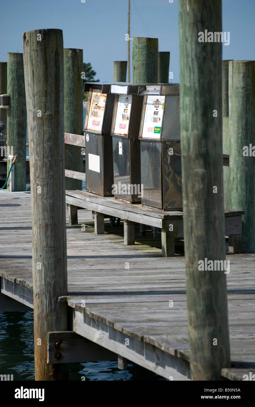 L'ancien gaz pompes sur un quai à Beaufort NC Banque D'Images