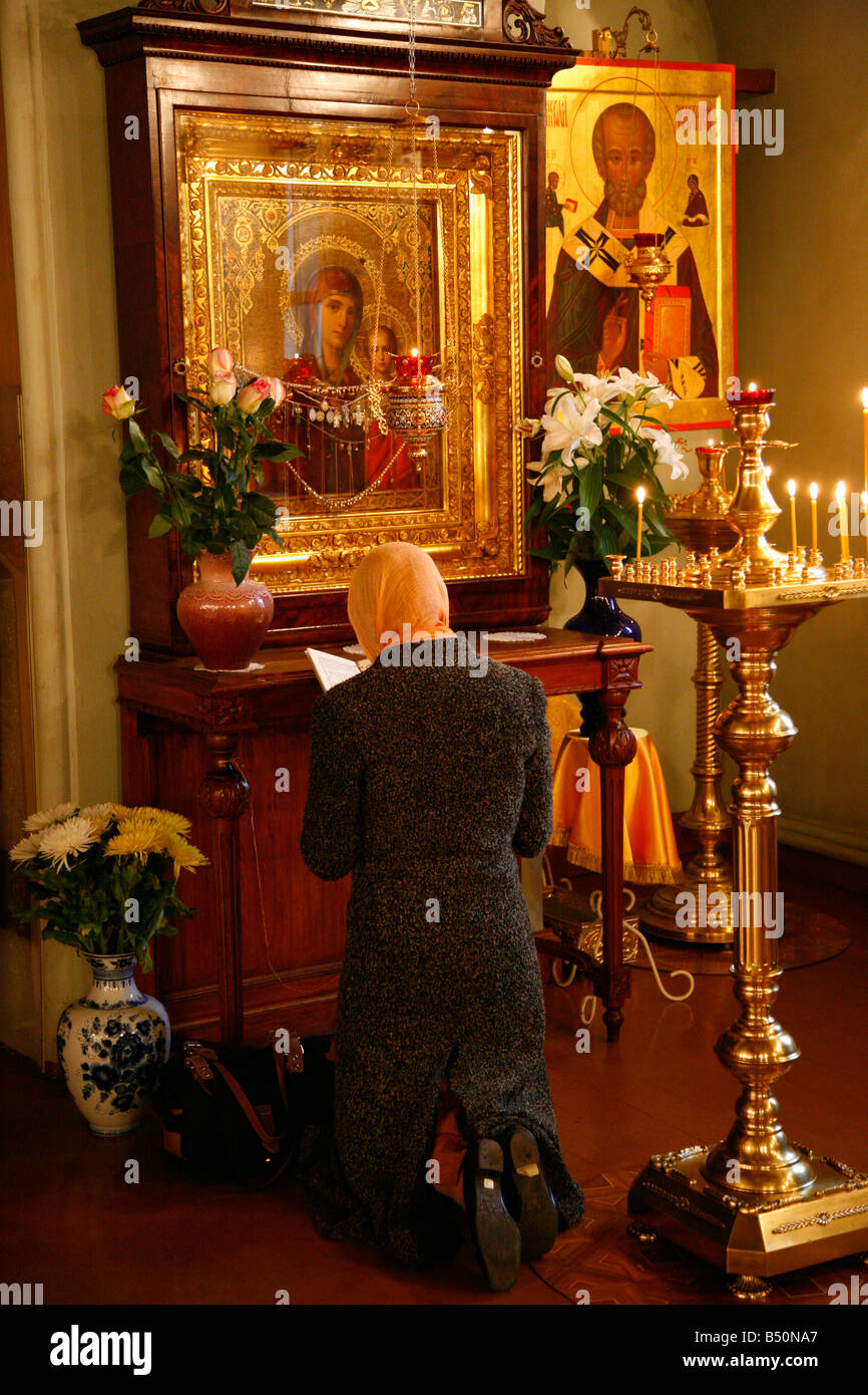 Sep 2008 - femme prie à l'intérieur de l'église St George Moscou Russie Banque D'Images