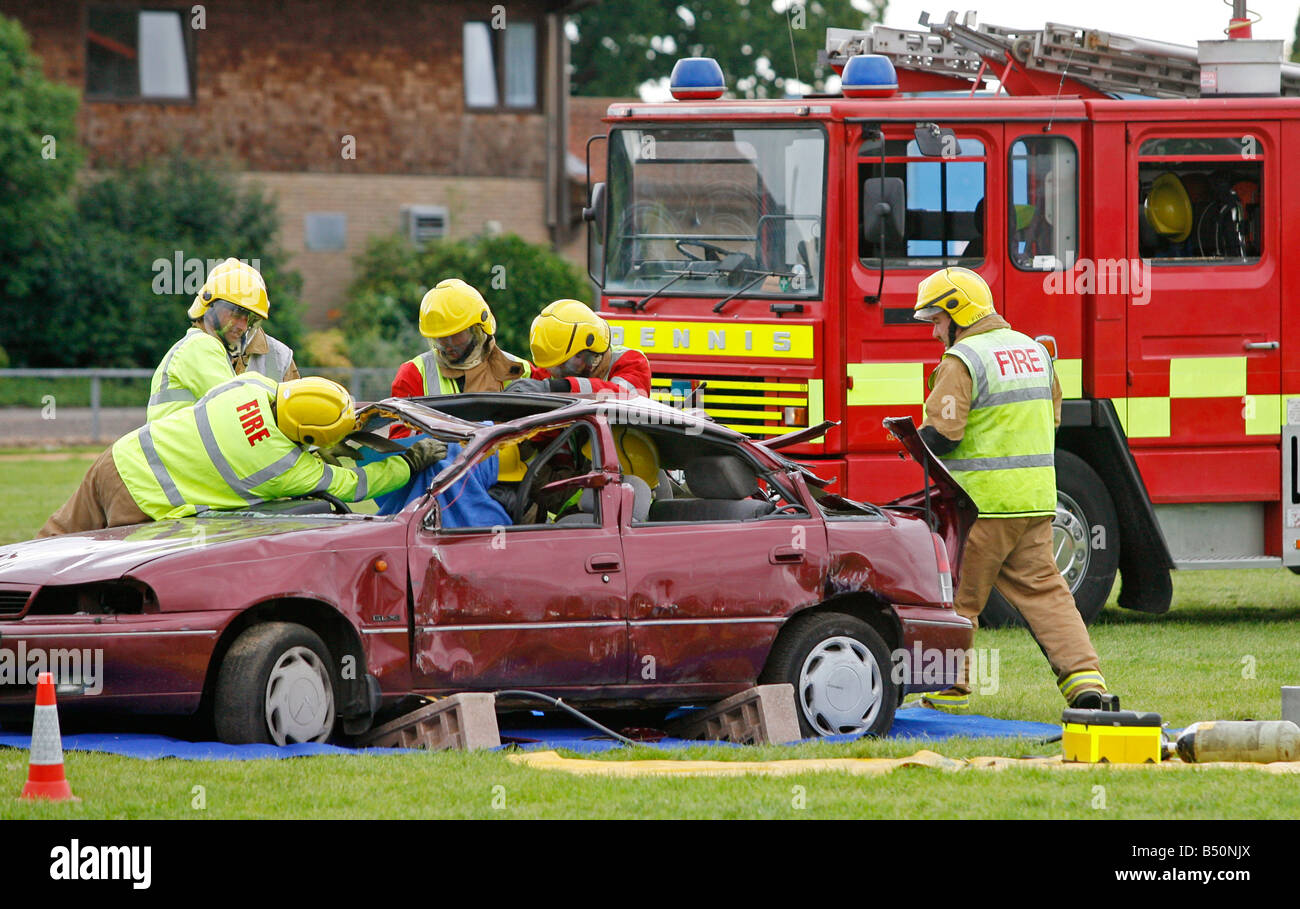 Démonstration des pompiers de couper le toit d'une voiture dans un accident Banque D'Images