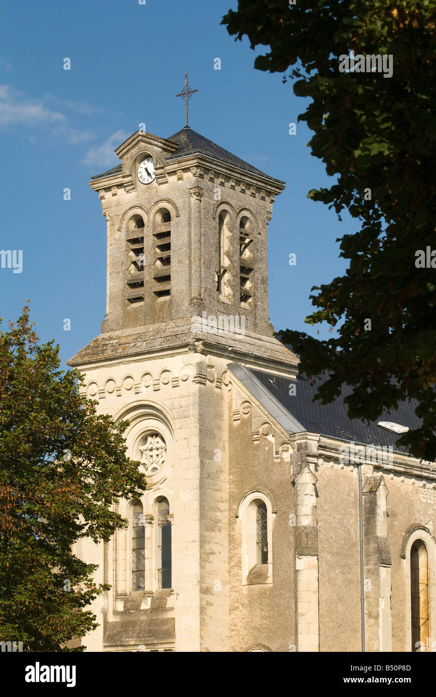 Église à St-Gervais-les-Trois-Clochres, Vienne, France. Banque D'Images