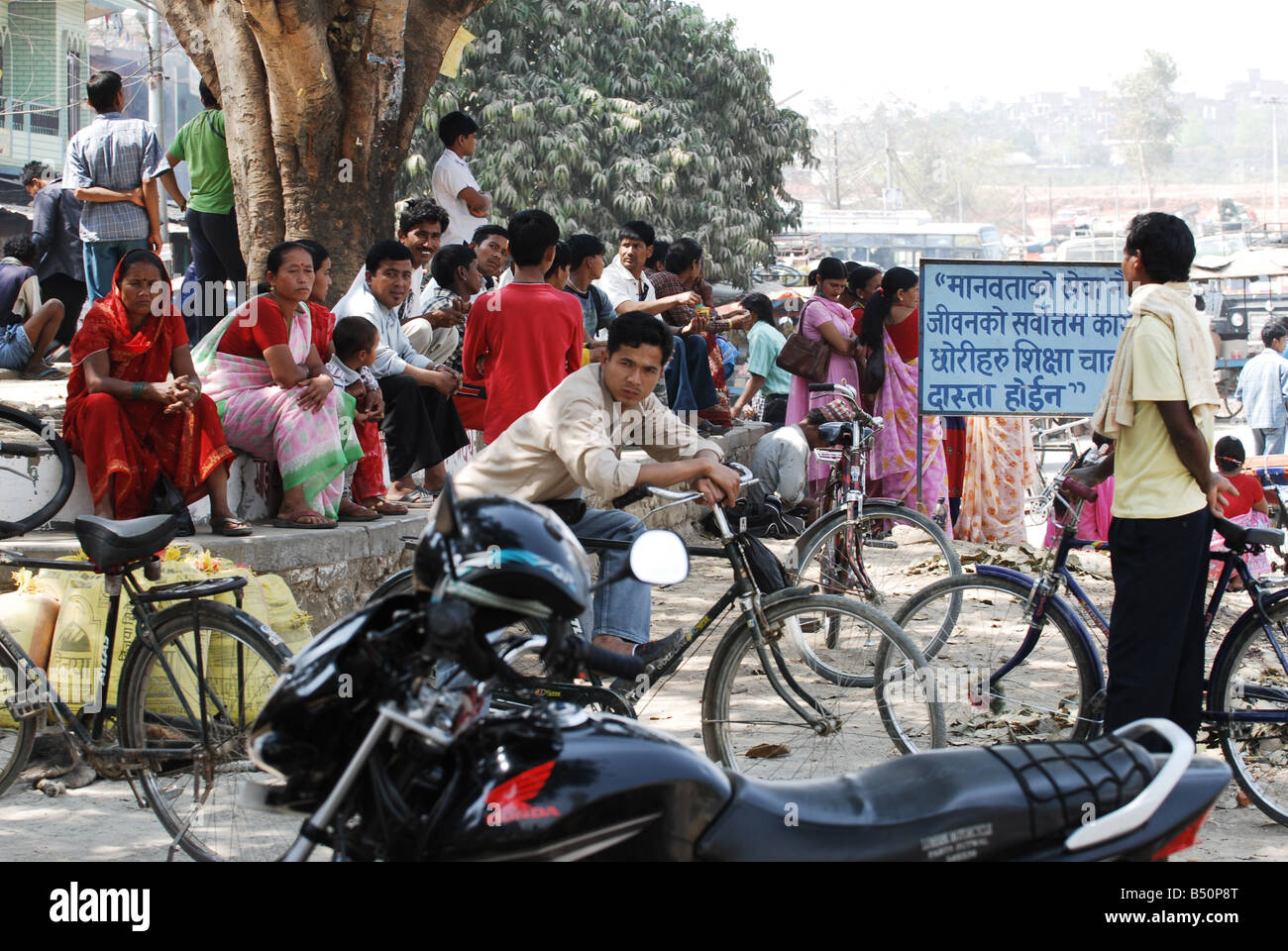 Scène de rue au Népal près de Pokhara Banque D'Images