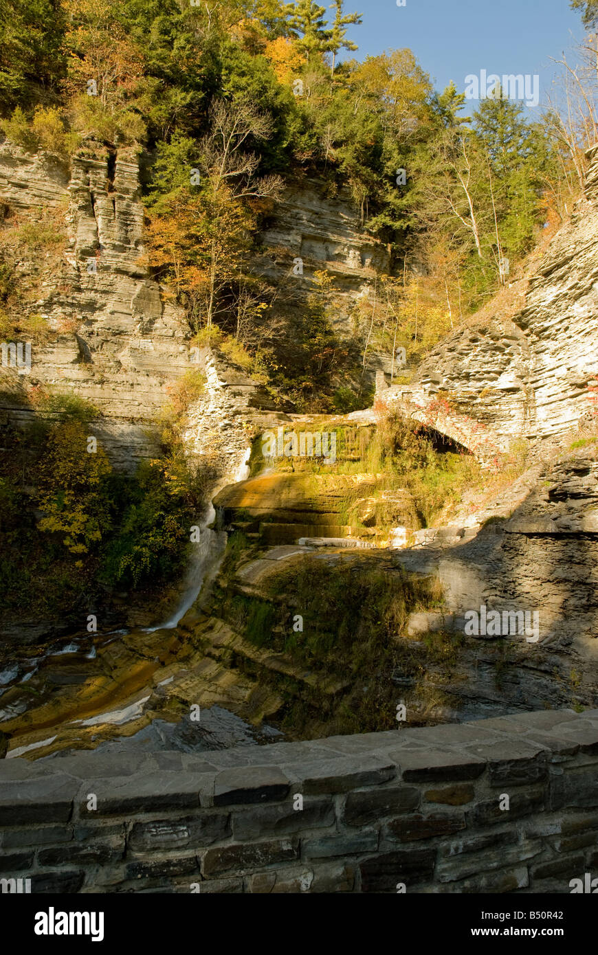 Petite chute d'un rocher surplombent en automne. Banque D'Images