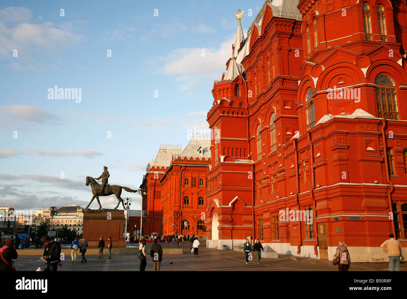 Sep 2008 - Le musée historique à Carré Manezhnaya avec la statue du Maréchal Gueorgui Joukov Moscou Russie Banque D'Images