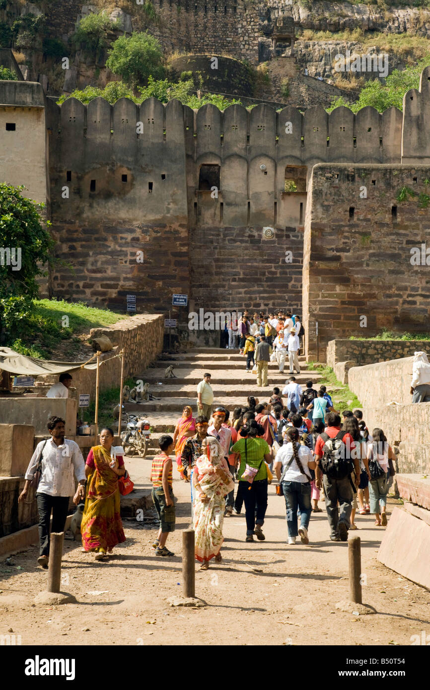 Les villageois indiens montée vers le temple, le Fort, le parc national de Ranthambore, Rajasthan, Inde Banque D'Images