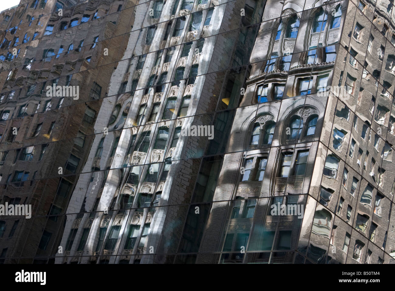 Les façades anciennes réfléchi sur une nouvelle façade de l'immeuble Banque D'Images