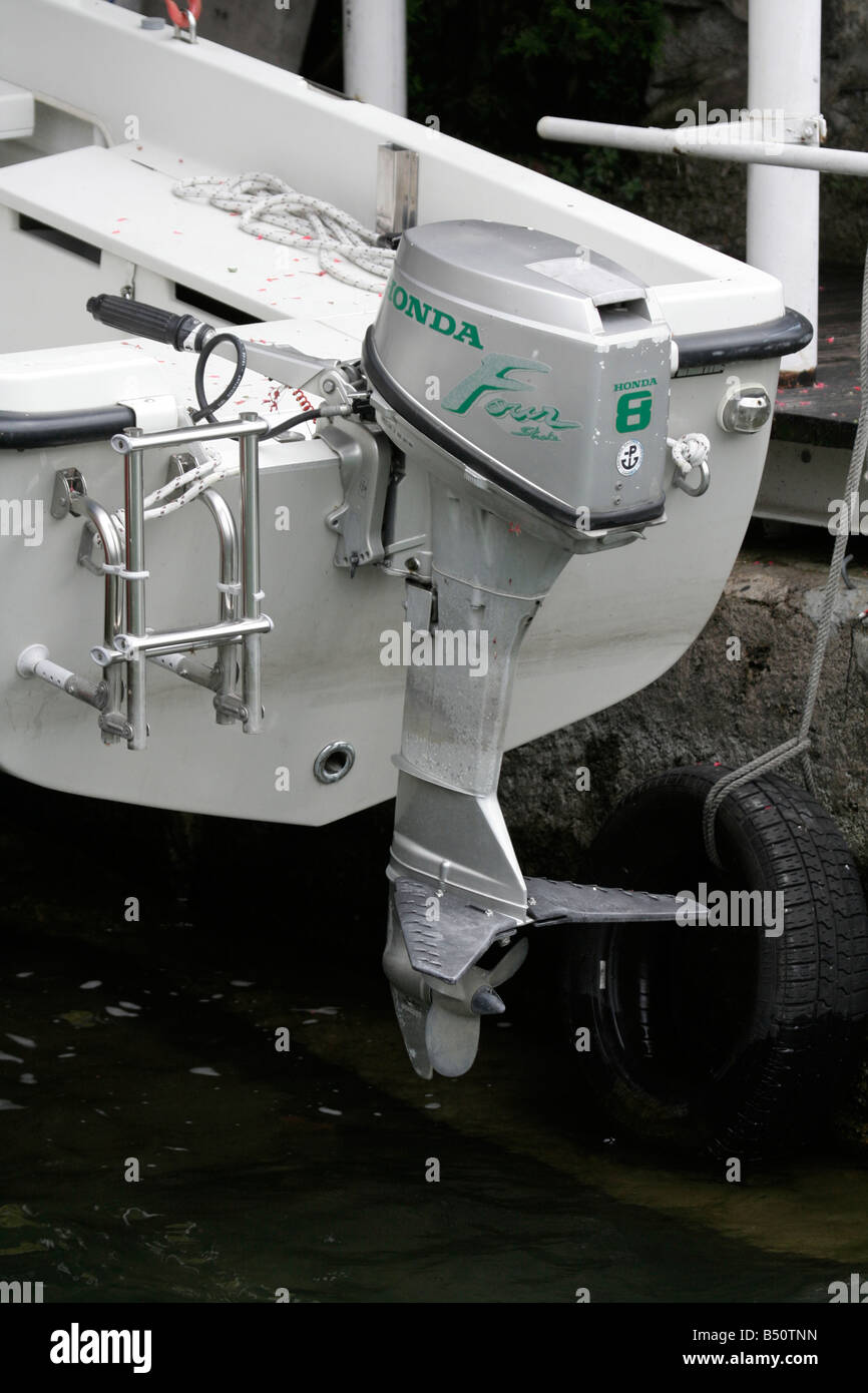 Moteur hors bord sur la poupe d'un petit bateau Banque D'Images