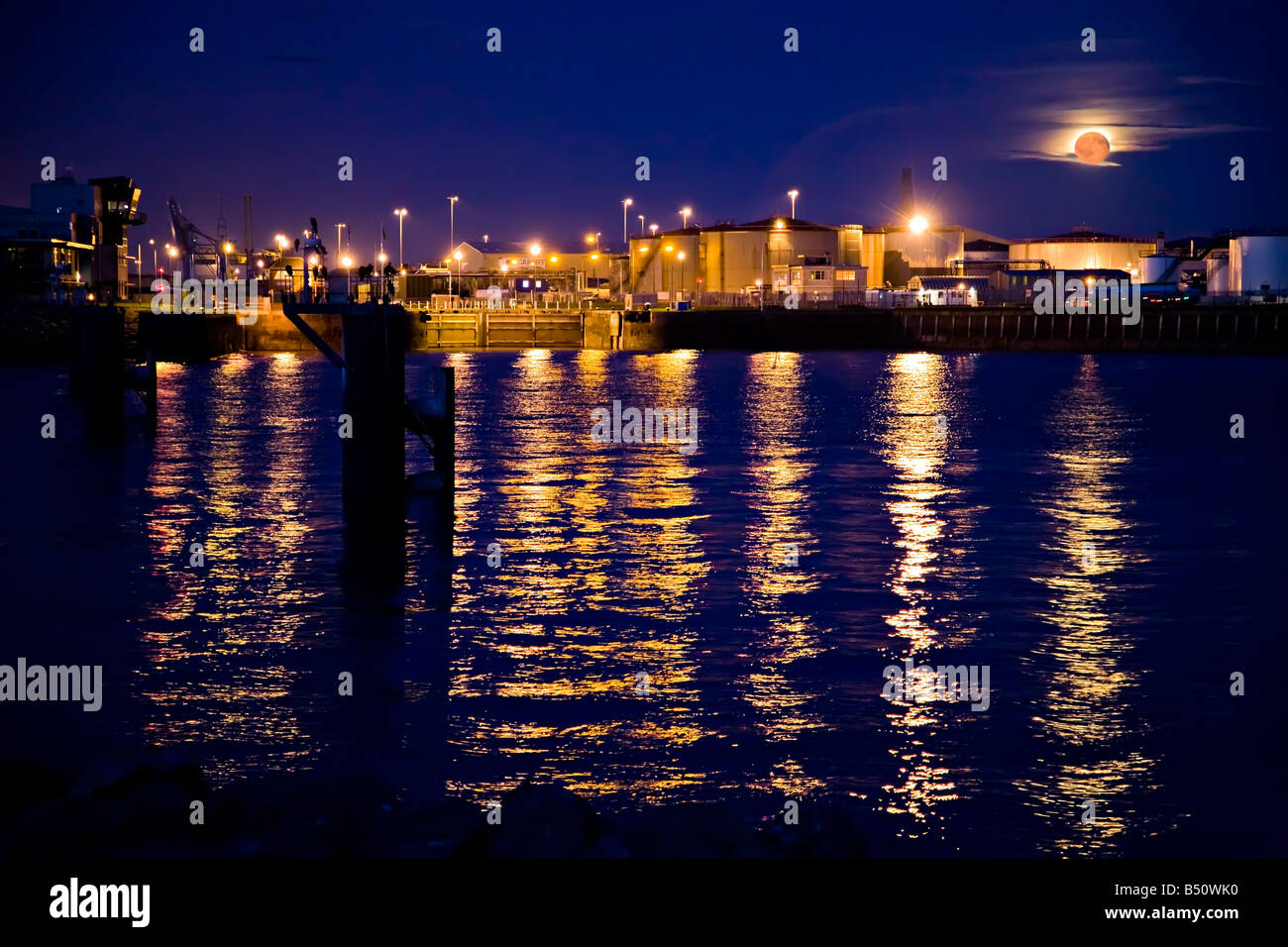 Zone industrielle les quais des réservoirs de stockage de la baie de Cardiff, Wales UK Banque D'Images