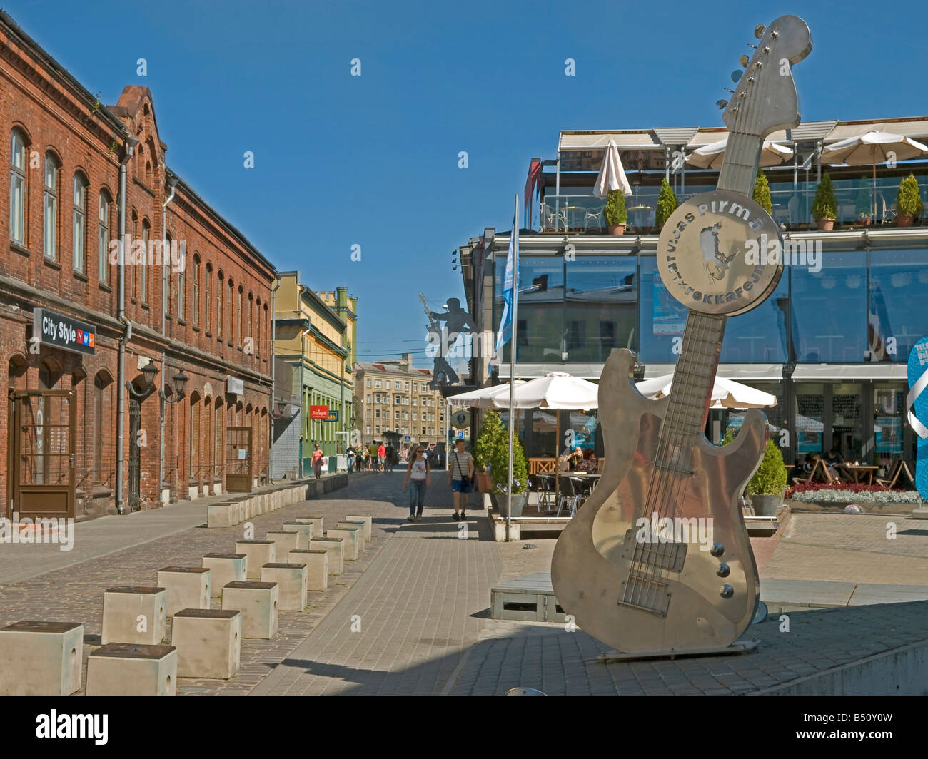 Street avec statue de la guitare rock'n roll et différentes maisons de ville Liepaja Lettonie Pays Baltes Banque D'Images